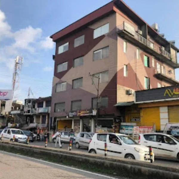 Hotel lords Highway Inn, Gagal Khas，位于康格拉的酒店