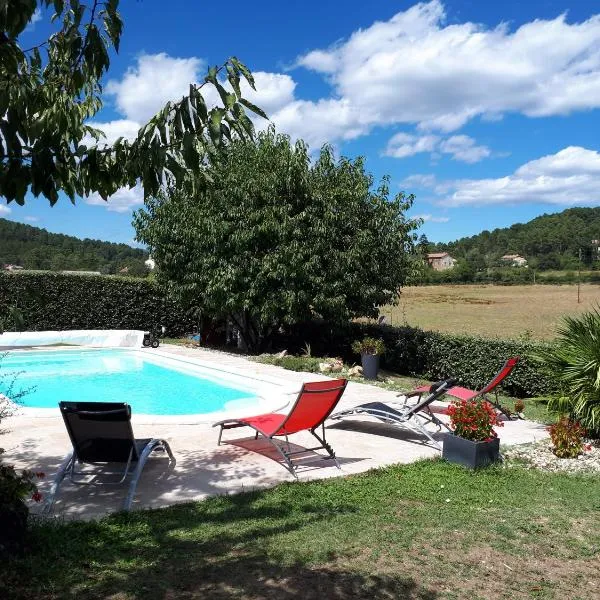Gîte la Pradelienne en Cévennes avec piscine privée，位于Laval-Pradel的酒店