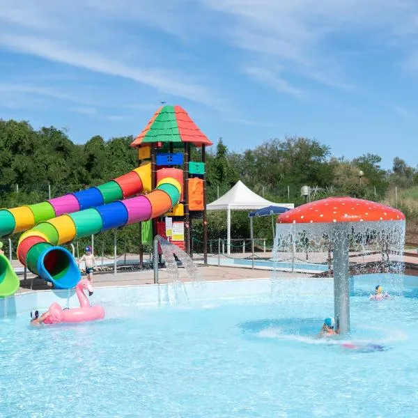 Camping Atlanta & Mediterraneo Family Village，位于索托马里纳的酒店