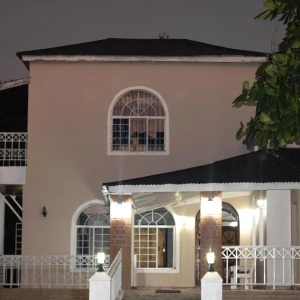 Captains Villa - where Lake Malawi and Shire River meet, historical hotel at waterfront next to the Lake Museum in Mangochi Town，位于Mangochi的酒店