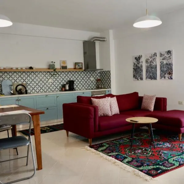 Lovely 2 bedroom condo with free parking，位于伏罗拉的酒店