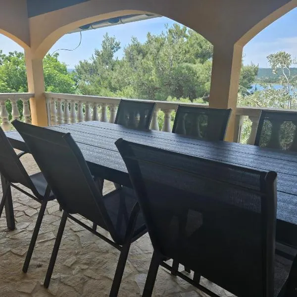 VILLA PUNTA BLAVA - beach front, ideal for kids, large terraces with sea view, internet, Netflix, no pets allowed, 3Kw EV ch，位于奥布罗瓦茨的酒店