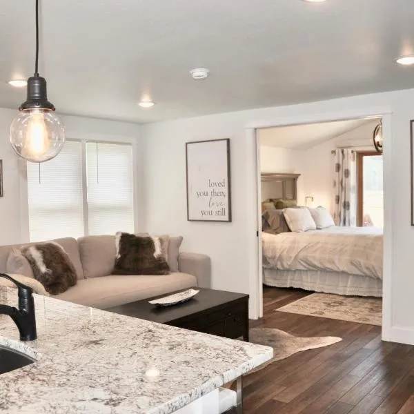 Adorable Bungalow w/ Private Patio Mins away from Downtown Rapid City，位于拉皮德城的酒店