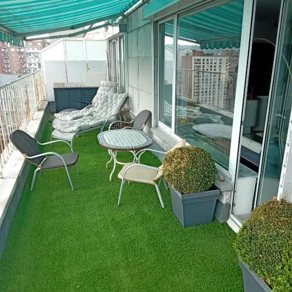 Liège centre Médiacité appartement possible parking terrasse immense 8ème pour 2 personnes，位于列日的酒店