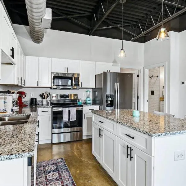 Brand New Condo near downtown Nash w washer dryer，位于纳什维尔的酒店