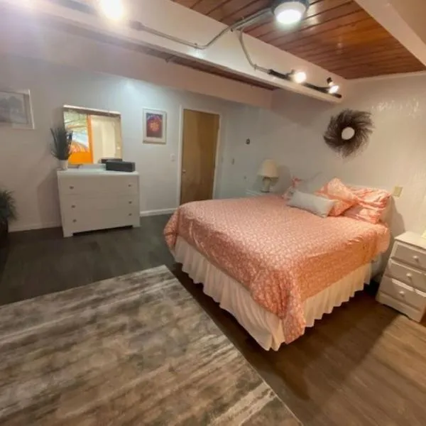 Spacious lower level living all for you!，位于科瓦利斯的酒店