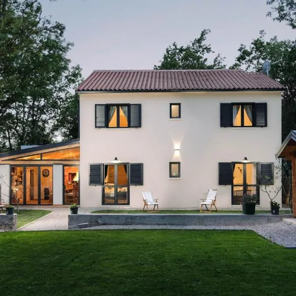 VILLA PORTUM - Serenity, Nature, Heated Pool, FAMILY ONLY，位于VeliGolji的酒店