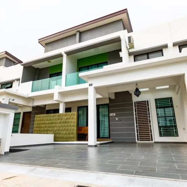HyperTribe -Pangkor Holiday Home，位于Kampong Sungai Udang的酒店