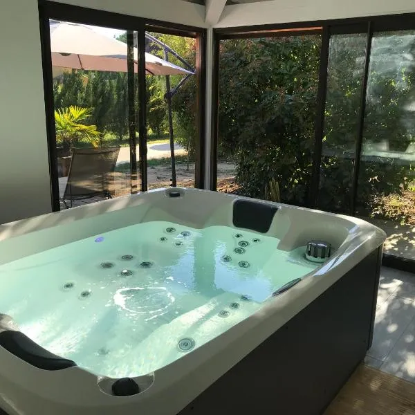 Villa KIKO Spa & Sauna privatifs Gîte proche Sarlat，位于维特拉克的酒店