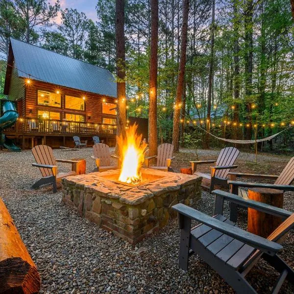 Hickory Bear - Cabin surrounded by pines, Sleeps 10, Hot Tub, Fire Pit, Arcade, Foosball Table & Deck Slide，位于Battiest的酒店