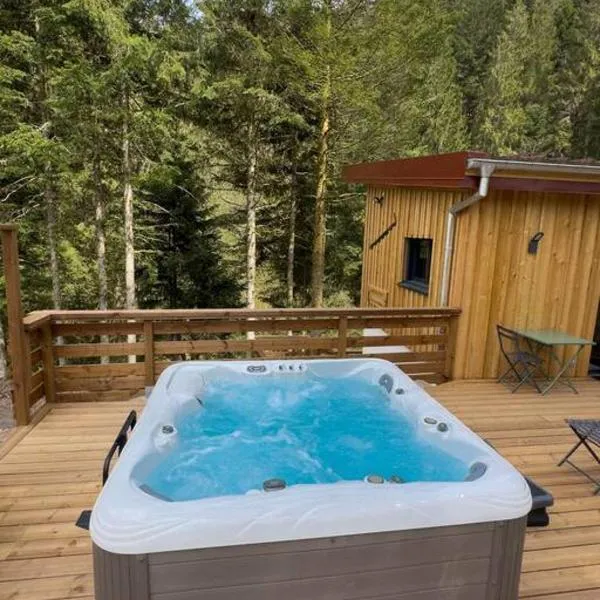 Le Refuge perché du saut de la bourrique, SPA, terrain clôturé, bordure de forêt，位于热拉梅的酒店