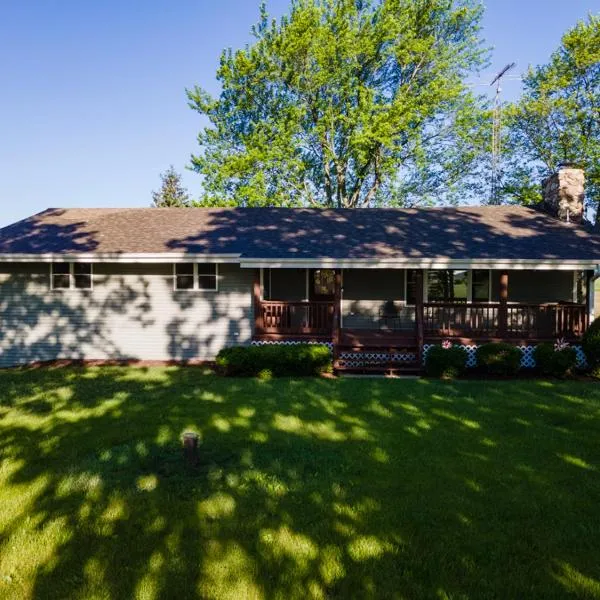 Elkhorn 3 Bedroom 2 Bathroom Log Cabin Sleeps 8 - Lincoln Log Cabin，位于Elkhorn的酒店