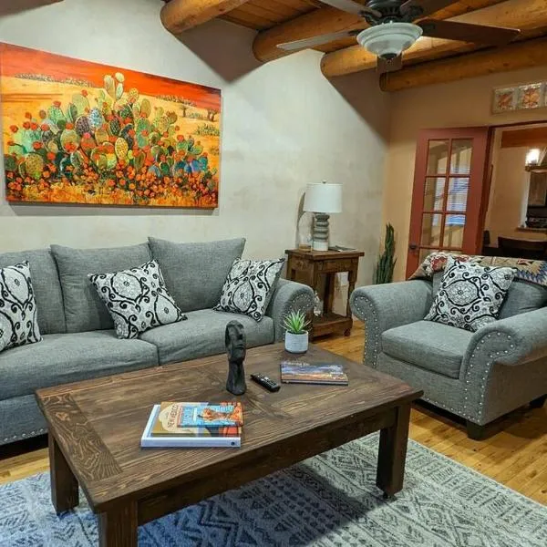 Enchanted Casita with Private Outdoor Hot Tub and Patio, Near Santa Fe Plaza, Sleeps 4 with free parking，位于圣达菲的酒店