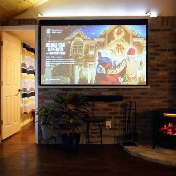 Cozy Home with Big Yard - Full Kitchen-More Than a Hotel Stay!，位于Lyles的酒店