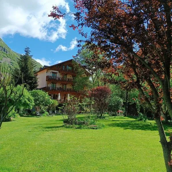 蓝色湖泊酒店，位于Lladrós的酒店