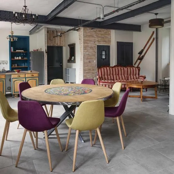 L'Ancienne Colonie - maison conviviale au bord de la Gazeille - 8 pers，位于Le Monastier sur Gazeille的酒店