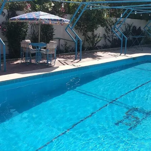 Blue family villa with large private pool，位于Ad Dayr的酒店