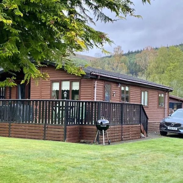 Cozy Cabin with Stunning Loch Lomond Views，位于阿罗柴尔的酒店