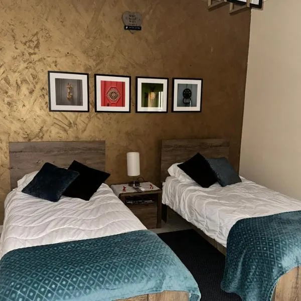 Spacious Private Room 5 Minutes from Malta Airport Private Bathroom Kitchen Access Quiet Area Friendly Labrador Candy，位于Safi的酒店