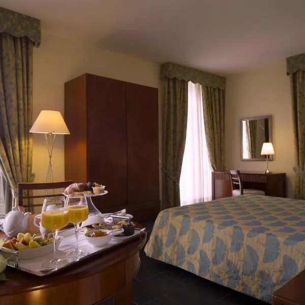 皇家别墅酒店，位于斯波托尔诺的酒店