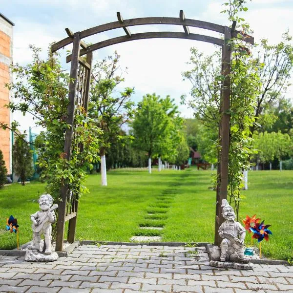 House Garden，位于Petreştii de Jos的酒店