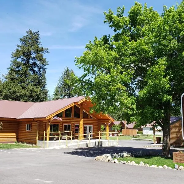Beargrass Lodging & RV Resort，位于Hungry Horse的酒店