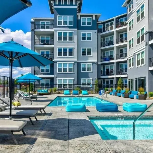 Designer Apt with Jacuzzi, Pool & Mountain Views，位于斯帕克斯的酒店