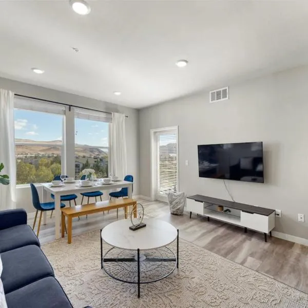 Sparks 2BR Waterfront · Spring Getaway & Rooftop，位于斯帕克斯的酒店