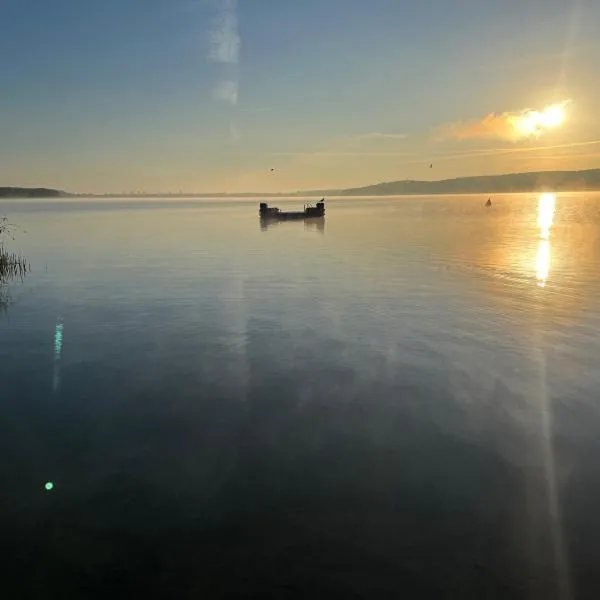 FeWo mit 3 SZ, direkte Innenstadtlage, Südterrasse, Parkplatz auf dem eigenem Privatgrundstück, 2x E-Bike und E-Autoladesäule inklusive, Konzertkirche, Schauspielhaus, FH, Jahnsportforum sowie der Tollensesee sind fußläufig in ein paar Minuten erreichbar，位于新勃兰登堡的酒店