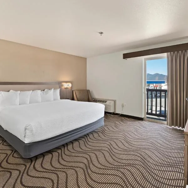 Cedar Street Hotel & Suites，位于Kootenai的酒店