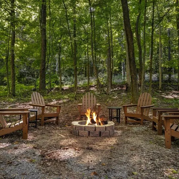 Modern Cabin w Hot Tub Fire Pit WiFi，位于Hancock的酒店