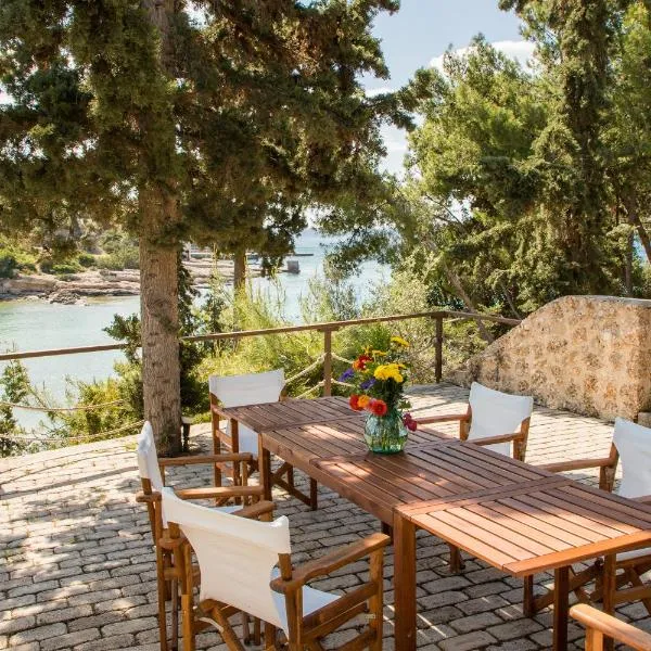 Grand Bleu Porto Heli - Beachfront House, Agios Emilianos，位于波多河丽的酒店