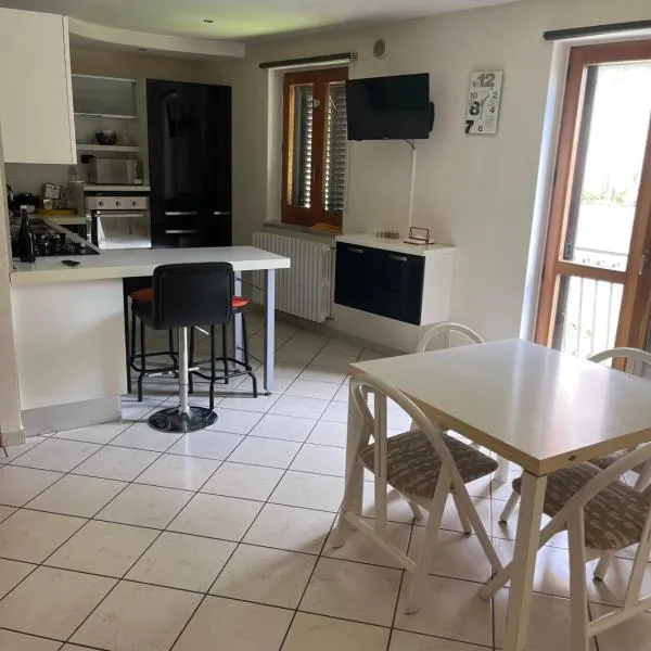 La casa sul ponte，位于Castelgrande的酒店