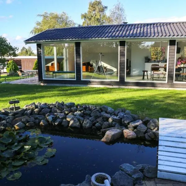 Bright summer house close to the beach and water，位于霍尔拜克的酒店