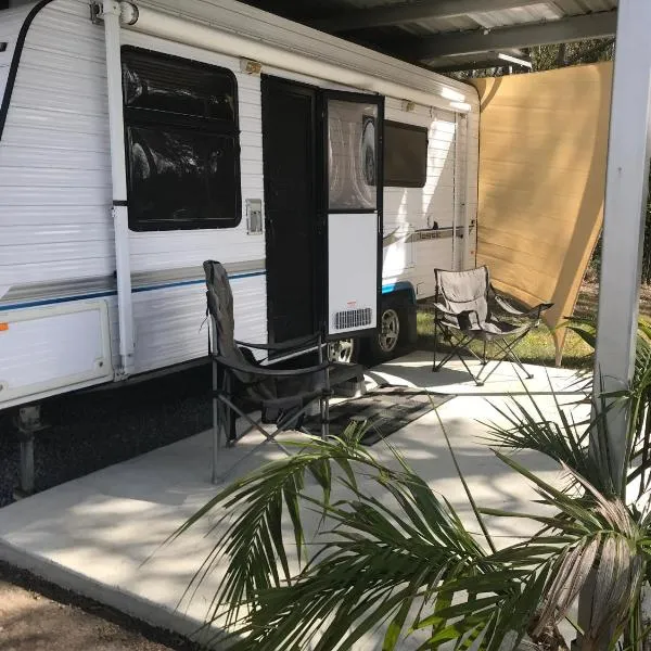 Gympie Luxury Caravan with ensuite bathroom，位于Tamaree的酒店
