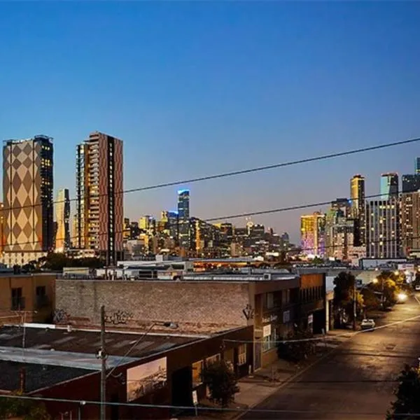 Superb City Views - Apartment, work or just relax!，位于墨尔本的酒店