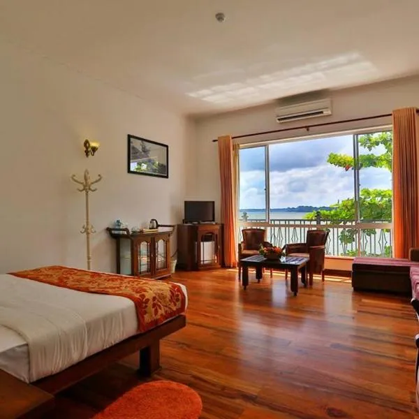 森脱维亚湖度假酒店，位于Suriyawewa的酒店