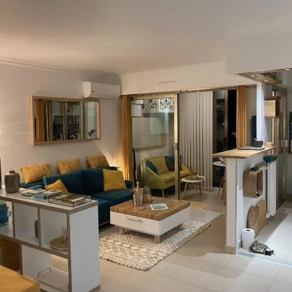 Appartement de standing Le Velvet Bay climatisé en bord de mer，位于昂蒂布的酒店