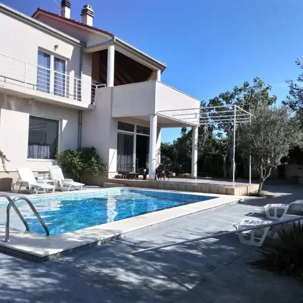 Apartments Villa Dona，位于尼亚卢卡的酒店