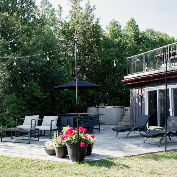 Demilune Lodge - Serene cabin with hot tub，位于Milford的酒店