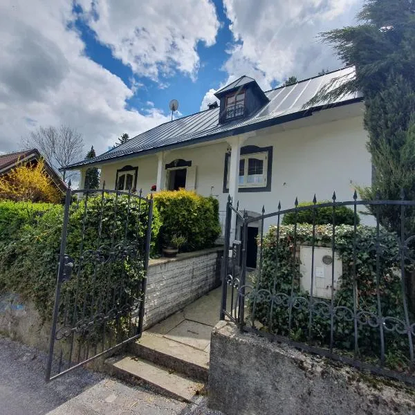 Villa Amalia, centrum Banska Stiavnica, parkovanie pre 2 auta, velka zahrada s krbom, cela Villa Amalia pre 16 osob alebo samostatne nezavisle prve podlazie Villa AMA pre 8 osob alebo samostatne nezavisle podkrovie Villa LIA pre 8 osob,prístup cez PIN-kód，位于班斯卡 - 什佳夫尼察的酒店