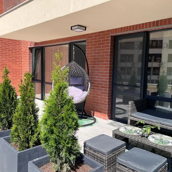 A-Brilliant, NEW! spacious & modern apartment in Varna whit GARAGE，位于瓦尔纳的酒店