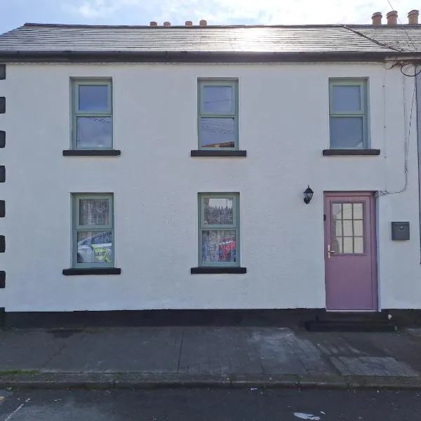 3-bed corner terrace house by the sea Wicklow Town - 14-night minimum stay required，位于威克洛的酒店