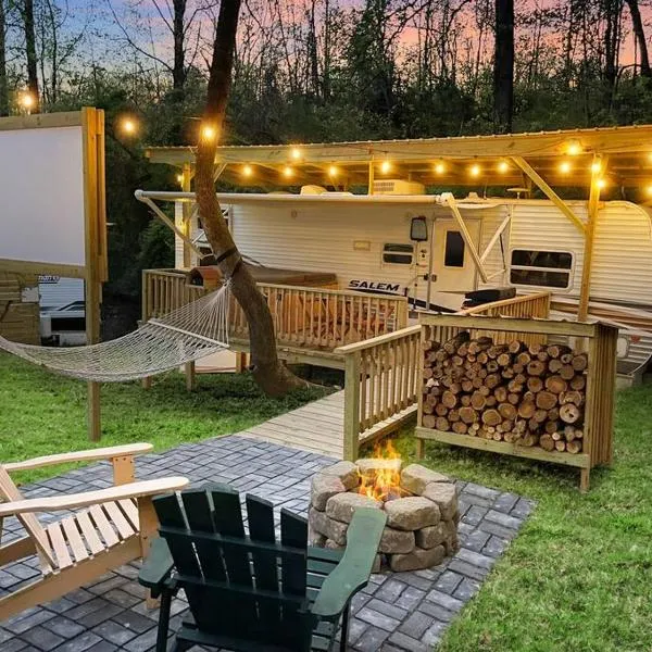 Ramblin Rose Camper - Theater - Hot-Tub - Fire Pit，位于Jonesville的酒店