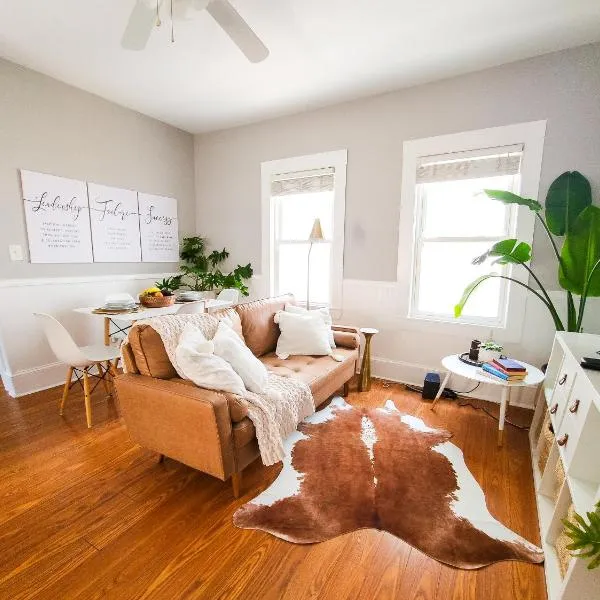 Luxe 3BR Apartment at MIT Harvard with FREE parking，位于剑桥的酒店