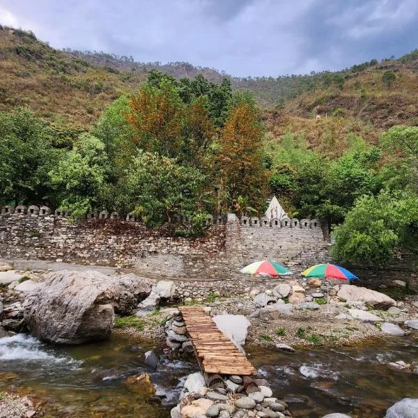 Hobo Huts by the Riverside，位于Panuānaula的酒店