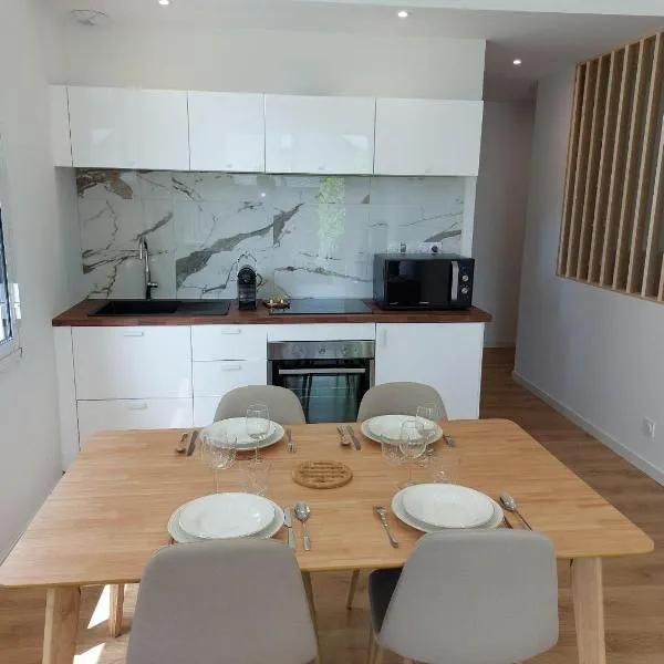 La Villa Bompard 48M2 Cœur de ville avec terrasse，位于罗德兹的酒店