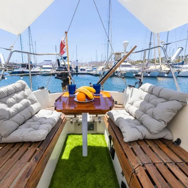 Seaside Chill-out Stay on a Sail Yacht，位于卡列罗港的酒店