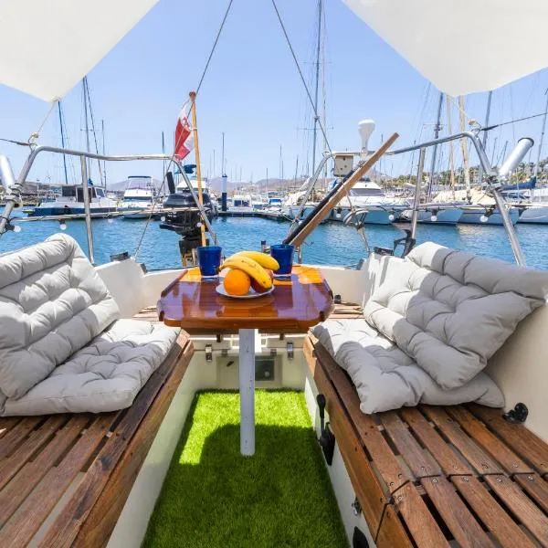 Seaside Chill-out Stay on a Sail Yacht，位于阿雷西费的酒店