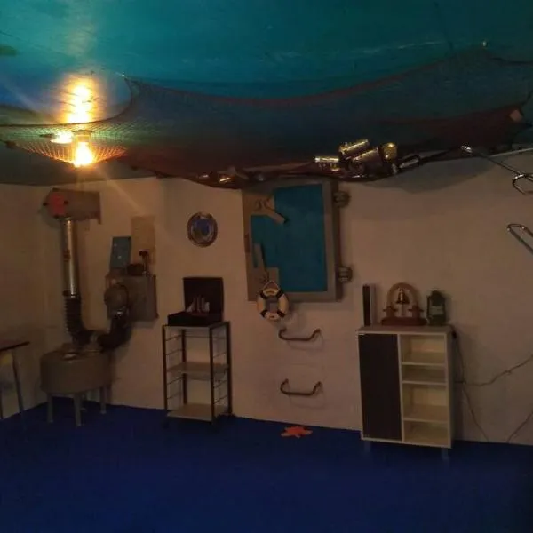 Sea-boat room with no windows，位于Evilard的酒店